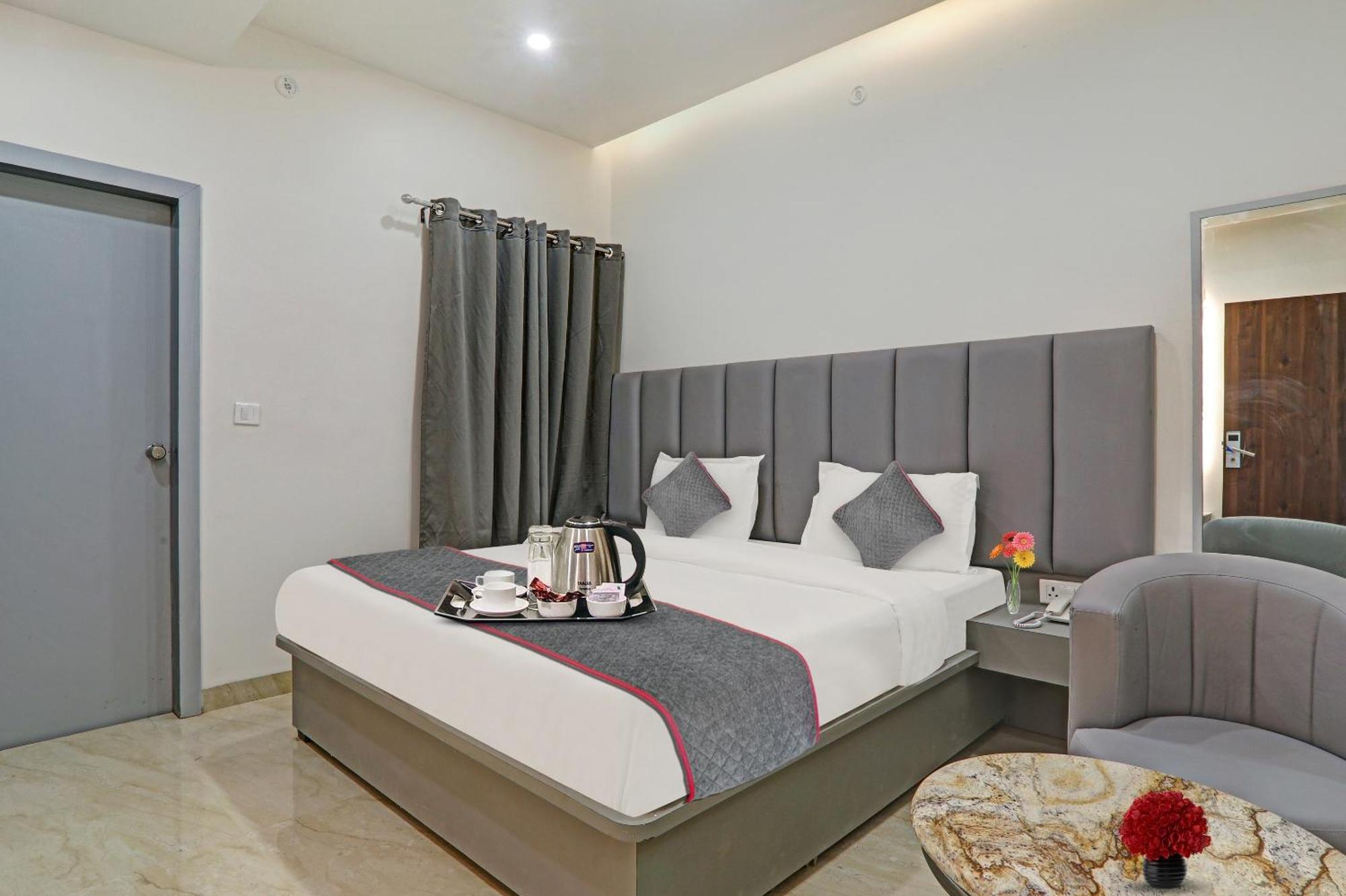 Super Townhouse Hotel Impact Chinhat Exterior photo