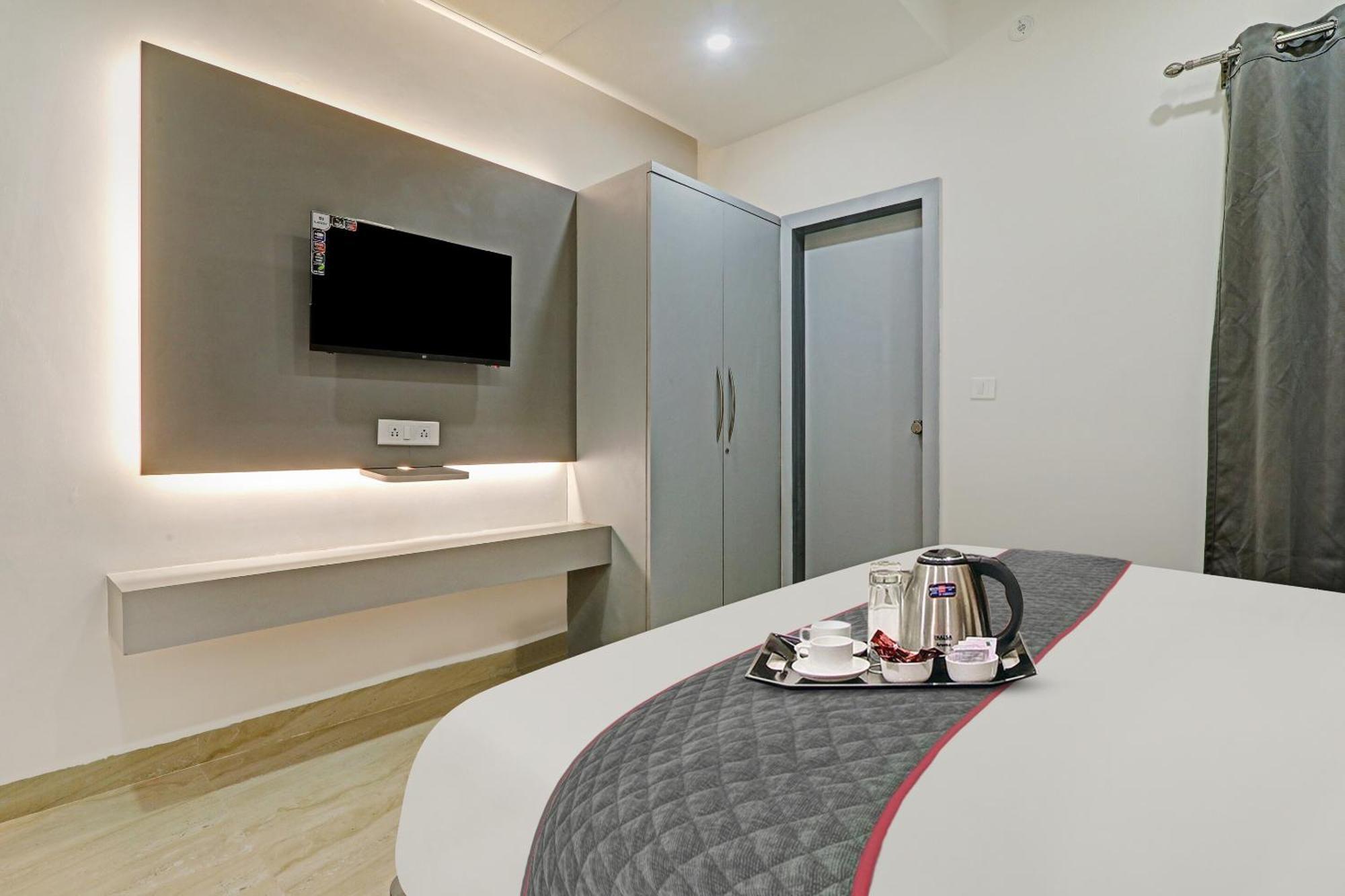 Super Townhouse Hotel Impact Chinhat Exterior photo