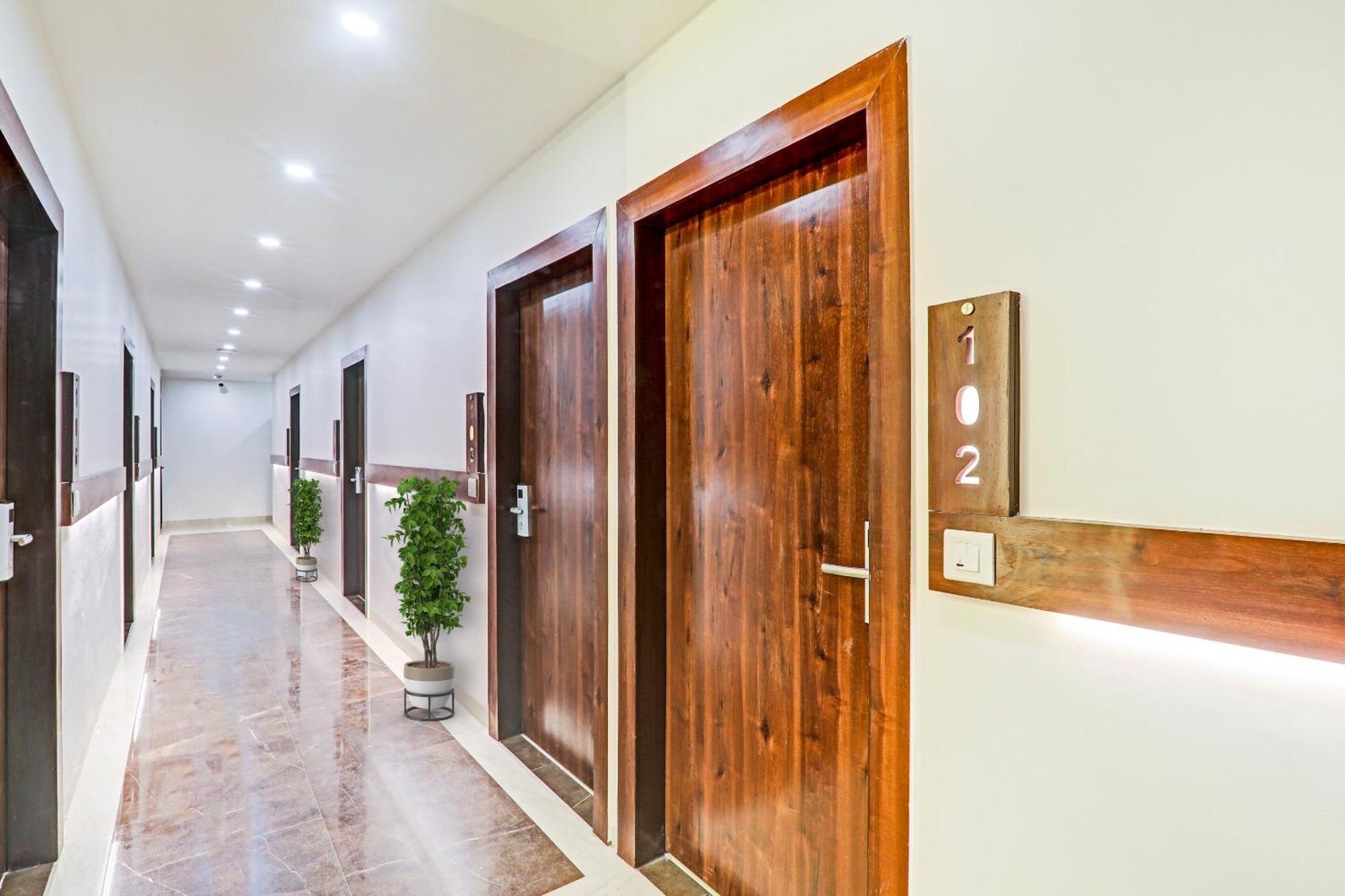 Super Townhouse Hotel Impact Chinhat Exterior photo